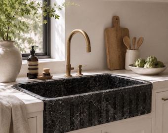 Küchenspüle im Landhausstil aus schwarzem Marmor, handgeschnitzte Steinspüle mit Schürzenfront, geriffelte Marmor-Küchenspüle, luxuriöse Natursteinspüle.