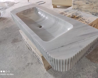 Lavandino in marmo di Carrara intagliato a mano: lavabo scanalato, angolo arrotondato