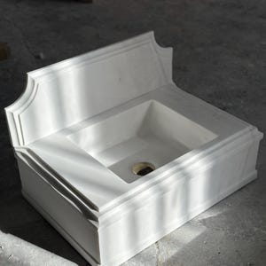 Lavandino in marmo in stile francese – Completamente personalizzabile – Lavandino da bagno in pietra solida con schienale decorativo – Lavandino personalizzato – Marmo bianco fatto a mano