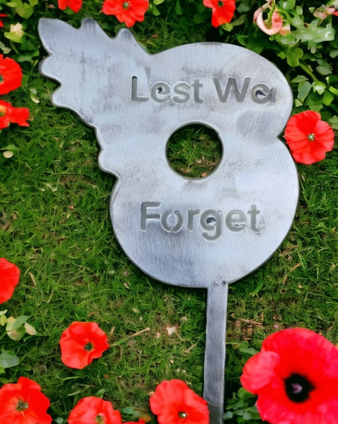 RUSTY METAL GARDEN DECORATION Lest We Forget REMEMBRANCE CROSS