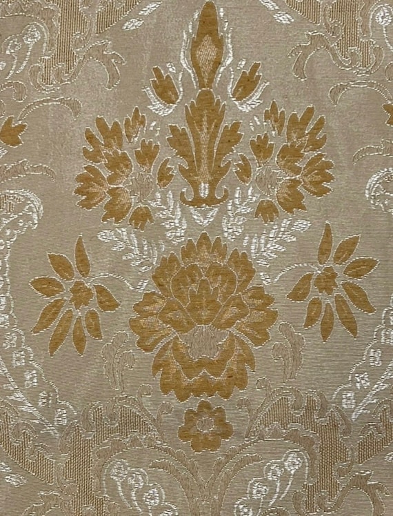 1 metro tessuto damascato San Leucio colore oro pallido con decori floreali
