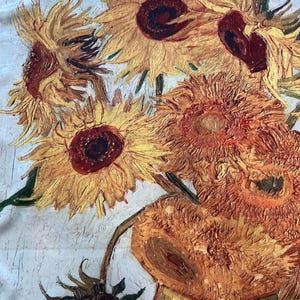 以下が含まれることがあります： 花瓶に入ったひまわりの絵。ひまわりは黄色で、中心は茶色、茎は緑色です。花瓶は黄色と茶色です。背景は、白い筆致のある水色です。