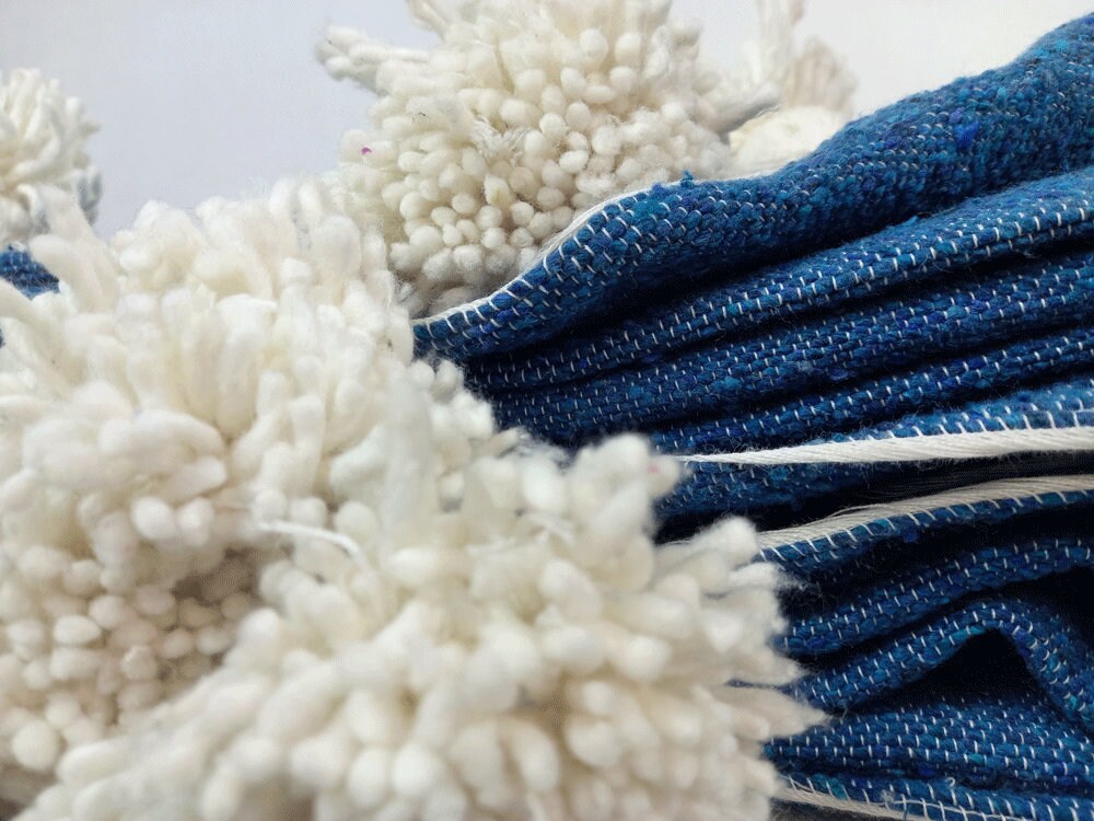 ▷ Manta Azul y blanco con pompones blancos - Made in Marruecos