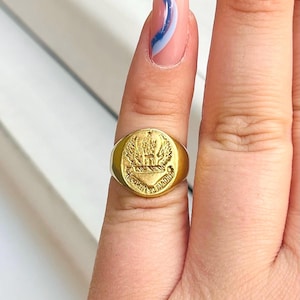 Vintage 18k Yellow Gold Crest Signet Ring