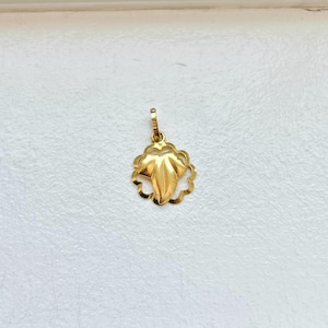 Vintage 18k Yellow Gold Leaf Round Pendant