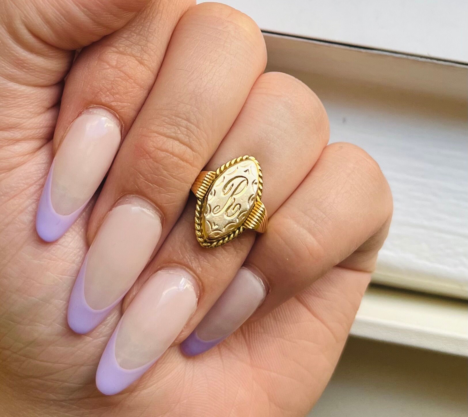 アンティーク 18k ゴールド マーキス型 詳細な文字「R」の刻印入り