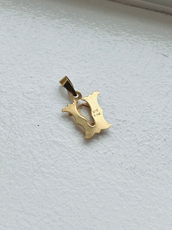 Vintage 14k Gold Dainty “V” Letter Charm Pendant - image 5