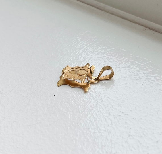 Vintage 14k Gold Dainty “V” Letter Charm Pendant - image 3
