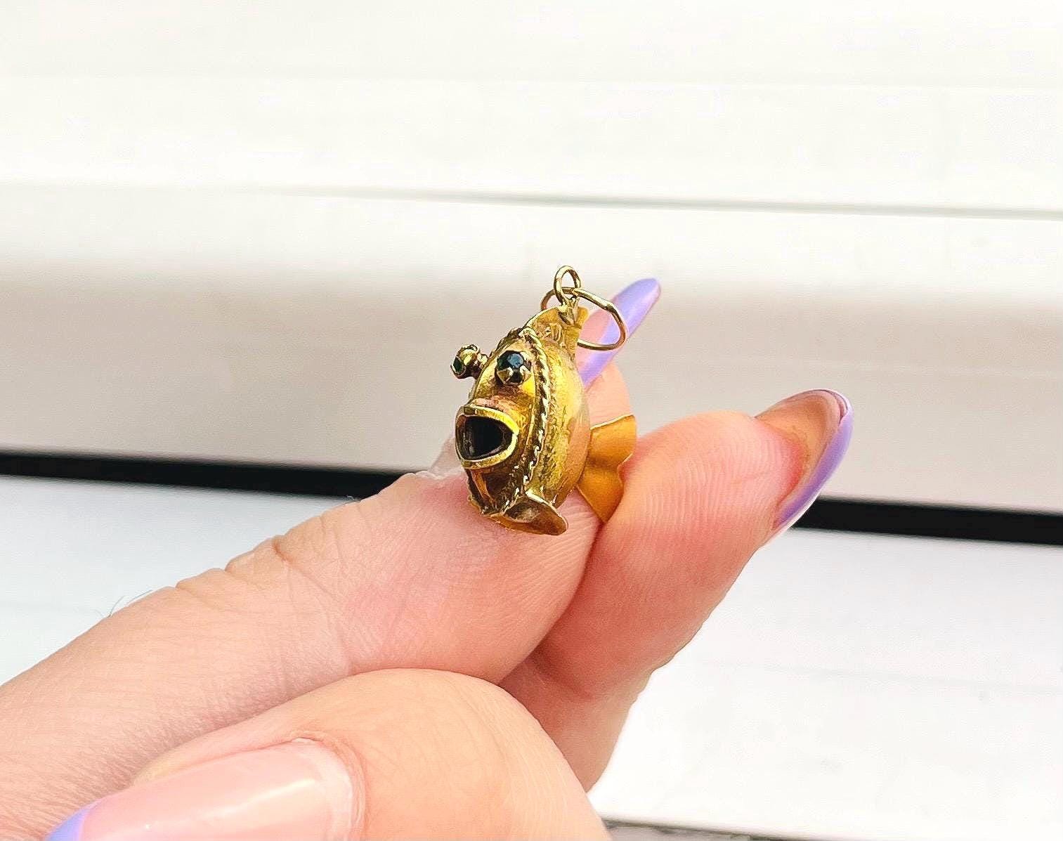 魚型チャーム 18kの刻印 目はルビーの海外製品 ビンテージ ヴィンテージ 18K イエローゴールド フィッシュチャーム（エメラルドの