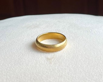 Vintage 18k Domed Band with Beautiful Finish Design