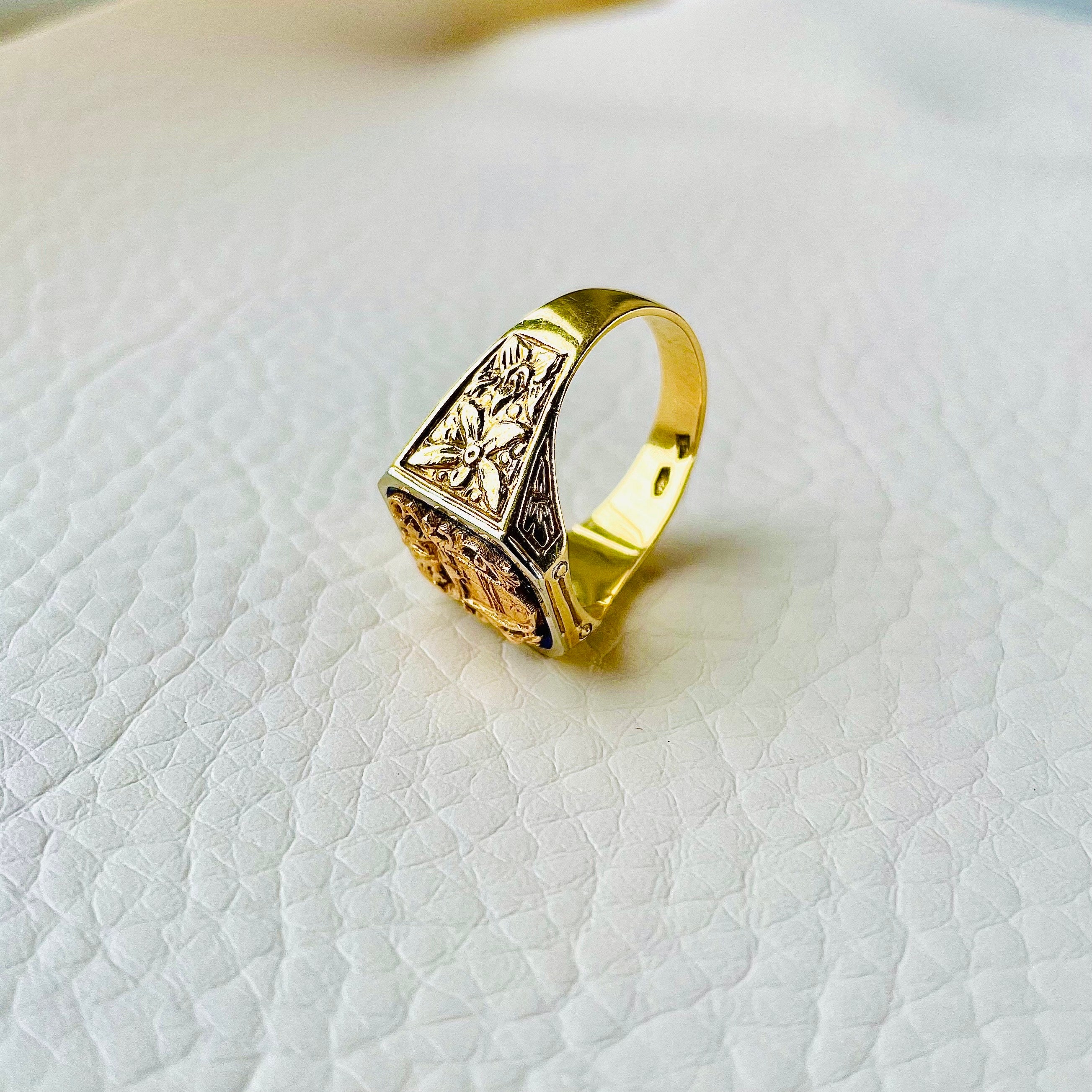 Antique 18k Gold Signet Crest Ring With Floral Carved