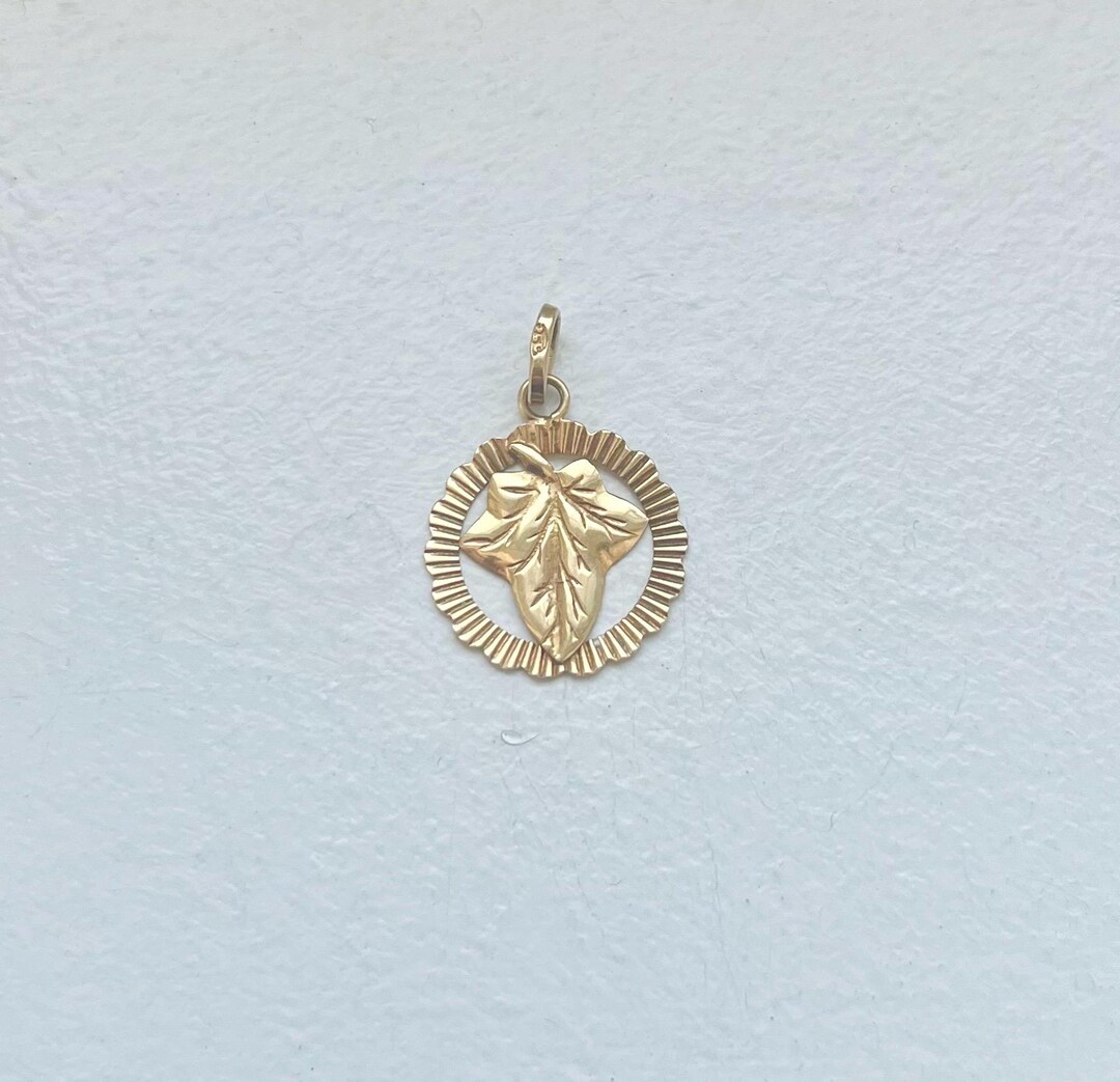 ヴィンテージ 18K ゴールドリーフ ラウンド フルーテッド ペンダント