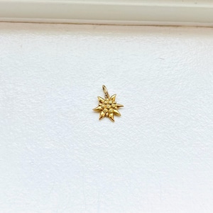 Vintage 18k Yellow Gold Flower Charm