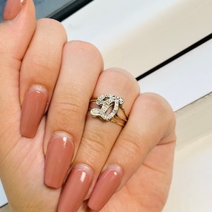 Anillo retro vintage con letra “D” de oro de 14 k y diamantes