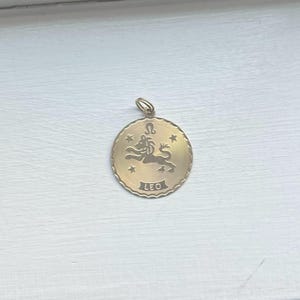 Vintage 14k Gold Leo Zodiac Celestial Round Pendant Charm