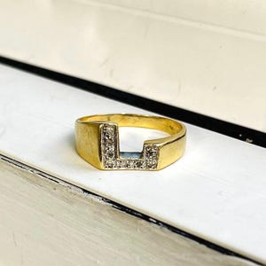 Anillo vintage con inicial de letra “L” abstracta en oro amarillo de 14 k y diamantes