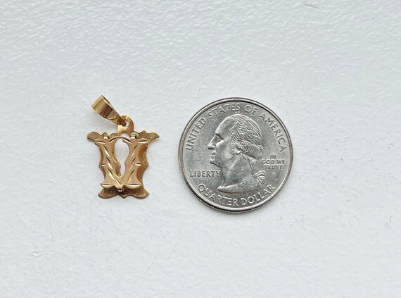 Vintage 14k Gold Dainty “V” Letter Charm Pendant - image 4