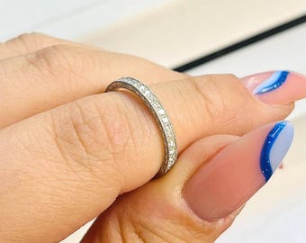 Anillo vintage de oro blanco de 14 k con diamantes engastados en canal