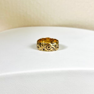 Banda vintage de estilo floral tallada a mano en oro de 14 k