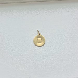 Colgante vintage redondo con inicial de la letra "D" en oro de 14 k