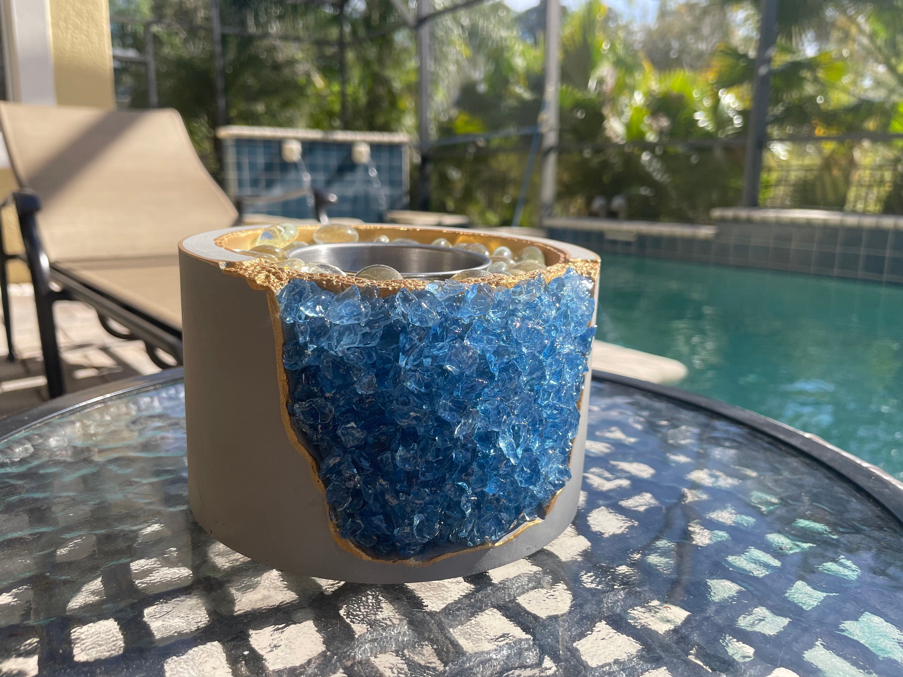 Mini brasero en béton, brasero de table avec cristaux bleu marine, braseros géode, brasero portable en béton, brasero en ciment, cheminée
