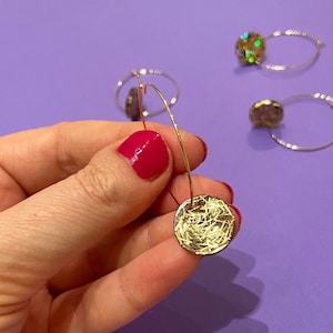 Liebevoll handgefertigte Glitzer Anhänger an goldenen Hoops aus Edelstahl, zwei Varianten