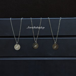 Collar con letras grabadas, regalo de San Valentín, collar con iniciales grabadas, collar con monedas grabadas personalizadas, collar para parejas, regalos para damas de honor