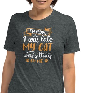 Feline Fun: Katzen-inspiriertes T-Shirt für Katzenbesitzer und Katzenliebhaber, Geschenk für sie, Unisex T-Shirt
