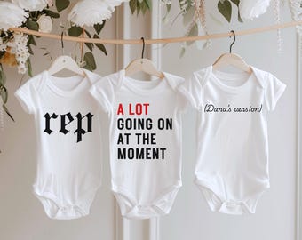 Pacchetto &quot;A Lot Going on&quot;, body per neonato, regalo per baby shower per la mamma, regalo per amanti della musica, body da concerto con testo di canzone, vestito per compleanno del bambino.