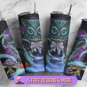 K&ouml;nnte beinhalten: Vier Edelstahlbecher mit schwarzem Hintergrund und einer Grafik der Cheshire Cat aus Alice im Wunderland. Die Katze ist blau und gr&uuml;n mit einem verschmitzten Grinsen und einer Fliege. Der Hintergrund ist dunkelviolett mit wirbelnden blauen und wei&szlig;en Lichtern. Die Becher sind alle 20 Unzen.