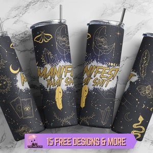 Pode incluir: Quatro canecas pretas de a&ccedil;o inoxid&aacute;vel com desenhos celestiais dourados, incluindo luas, estrelas e cristais. O texto "MANIFEST THAT SHIT" est&aacute; presente em duas canecas. Cada caneca tem um canudo prateado e uma tampa preta. A parte inferior da imagem tem o texto "15 FREE DESIGNS & MORE".