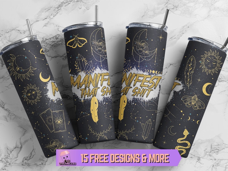 Pode incluir: Quatro canecas pretas de a&ccedil;o inoxid&aacute;vel com desenhos celestiais dourados, incluindo luas, estrelas e cristais. O texto "MANIFEST THAT SHIT" est&aacute; presente em duas canecas. Cada caneca tem um canudo prateado e uma tampa preta. A parte inferior da imagem tem o texto "15 FREE DESIGNS & MORE".