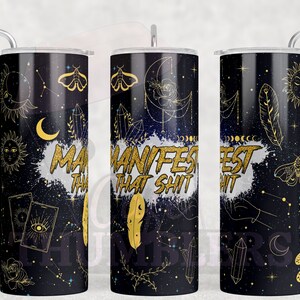 Pode incluir: Um copo preto e dourado com um design celestial. O copo apresenta ilustra&ccedil;&otilde;es douradas do sol, da lua, das estrelas, dos cristais e das mariposas. As palavras "MANIFEST THAT SHIT" s&atilde;o impressas em dourado sobre um fundo branco salpicado.