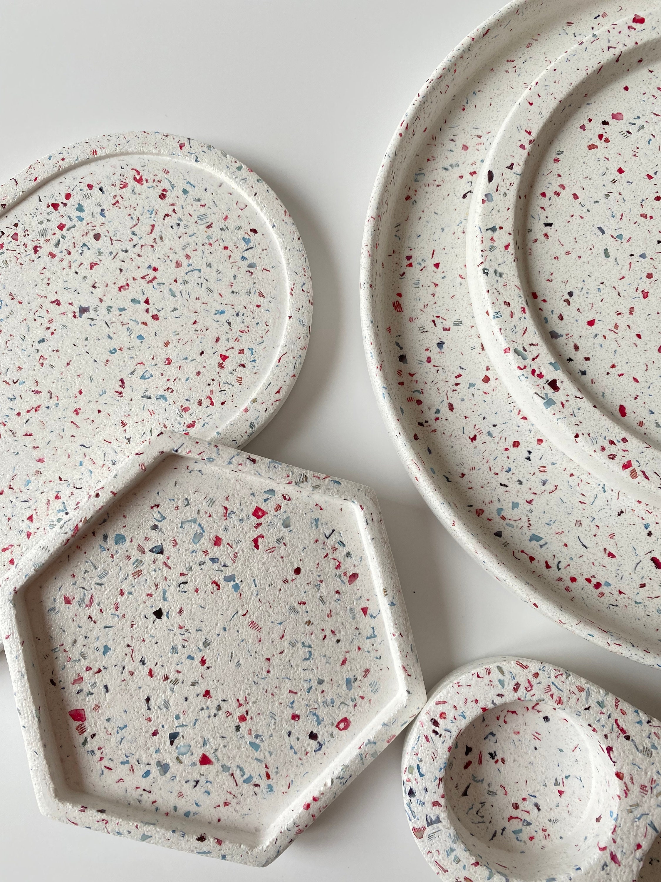 sous-verres en terrazzo décorés de coquilles moules, plateau service, tous les plateaux, cadeaux pendaison crémaillère, cadeau pour elle