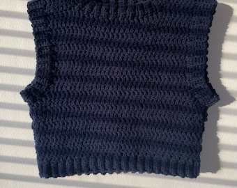 Könnte beinhalten: Ein ärmelloses, marineblaues Häkeltop mit Rundhalsausschnitt.