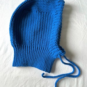 Puede incluir: Un gorro de punto azul con capucha y una larga corbata. El gorro est&aacute; hecho con un patr&oacute;n de punto sencillo y tiene un ajuste holgado.