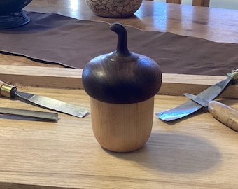 Natural Acorn box,wood acorn keepsake box,jewelry box,handmade gift ,wood turning,wood carving.