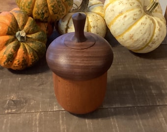 Natural Acorn box,wood acorn keepsake box,jewelry container,handmade gift ,wood turning,wood carving.