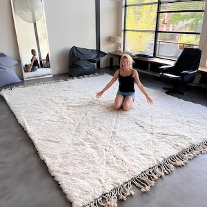 Tappeto marocchino Beni Ourain in lana fatto a mano - Tappeto berbero bianco oversize, arredamento d'interni moderno e minimalista