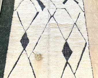 Tappeto geometrico bianco e nero – Tappeto marocchino moderno in lana – Tappeto Beni Ourain fatto a mano