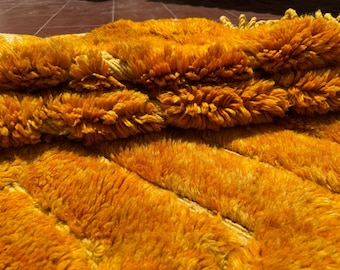 Alfombra marroquí mostaza personalizada, de lana tejida a mano estilo bereber de pelo largo.