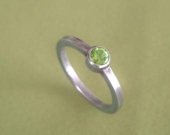 Ring i massivt silver med peridot, ett unikt smycke