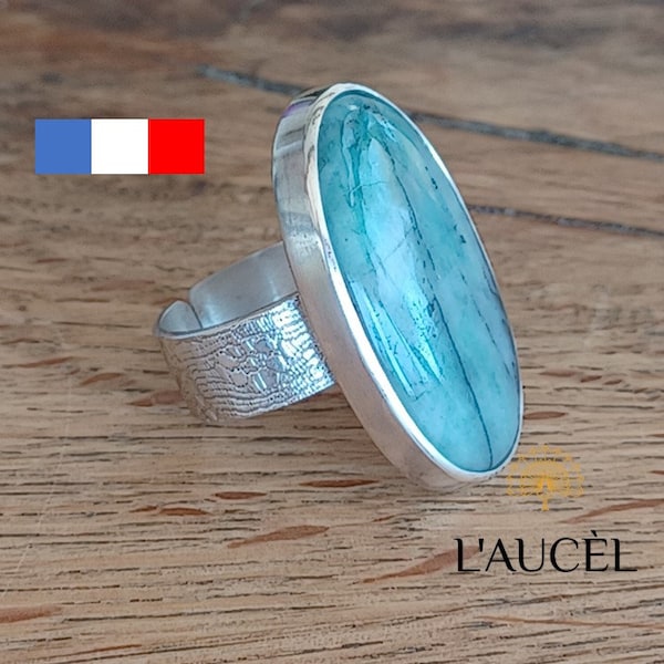 Bague large motif dentelle en Argent Massif avec Emeraude naturelle. Pièce unique