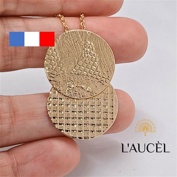 Collier en Plaqué Or avec pendentif, motifs dentelle. Collection Plume