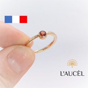 Gold-plated ring set with a garnet. Timeless Collection