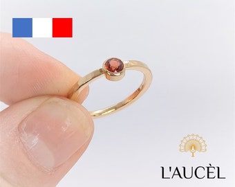 Gold-plated ring set with a garnet. Timeless Collection