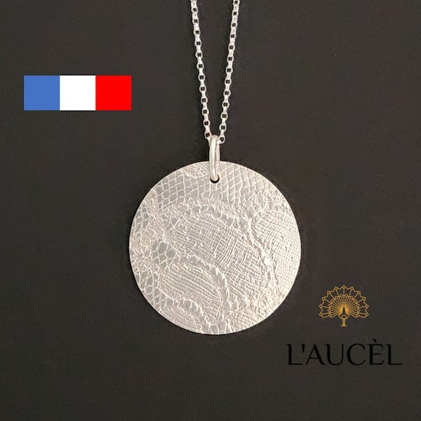 Collier Sautoir en Argent Massif avec Pastille motif dentelle. Collection Plume