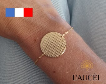 Bracelet médaille en Plaqué Or, motif dentelle. Collection Plume