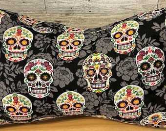 Almohada de viaje de 3 lados con forma de hueso y calaveras y rosas, ideal para múltiples usos, con soporte lumbar y comodidad para quienes duermen de lado.