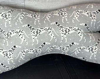 Almohada de viaje con forma de hueso de 3 lados con estampado de dálmatas en color gris, almohada multiusos, comodidad y soporte para quienes duermen de lado, soporte lumbar.